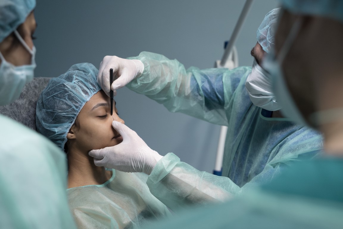 Does Patient History Influence Capsular Contracture? An Exploratory Analysis with Machine Learning